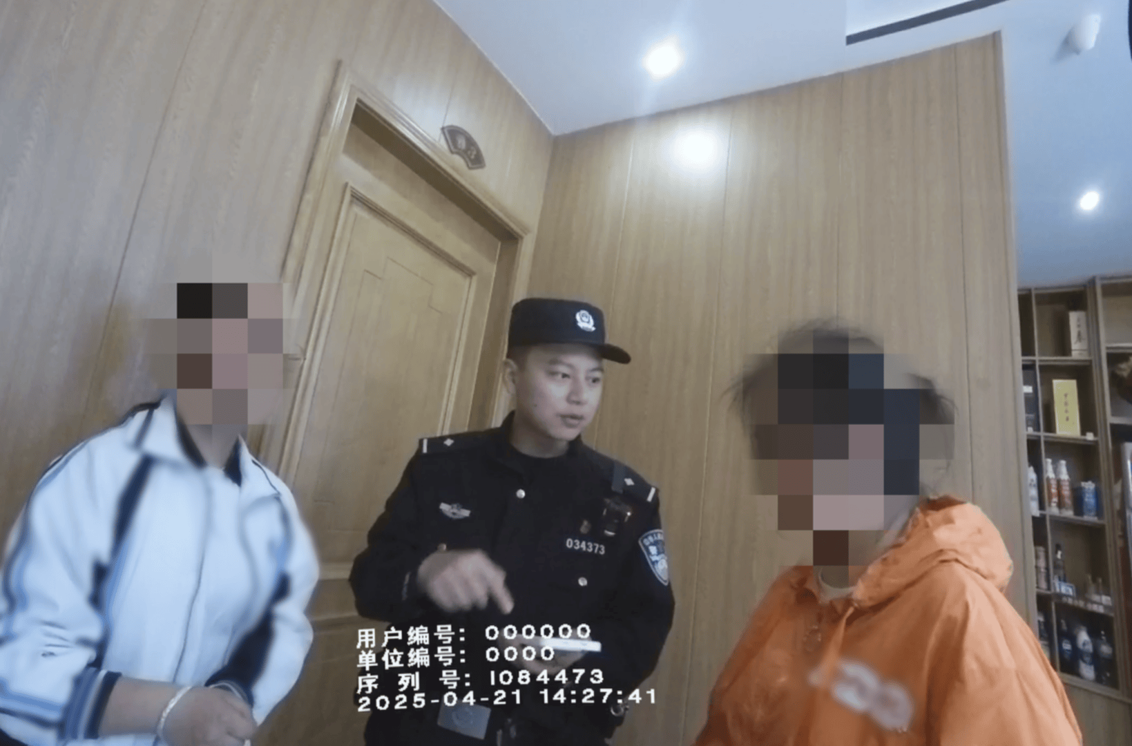 皇冠信用网怎么租_母女就餐一小时未动筷皇冠信用网怎么租,一直“玩”手机!餐馆老板报警,原来女儿卖游戏账号遭诈骗