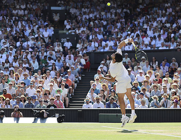 乌拉圭足球联赛_温网｜携24连胜闯入男单决赛乌拉圭足球联赛，发球进化的阿尔卡拉斯还有对手吗？