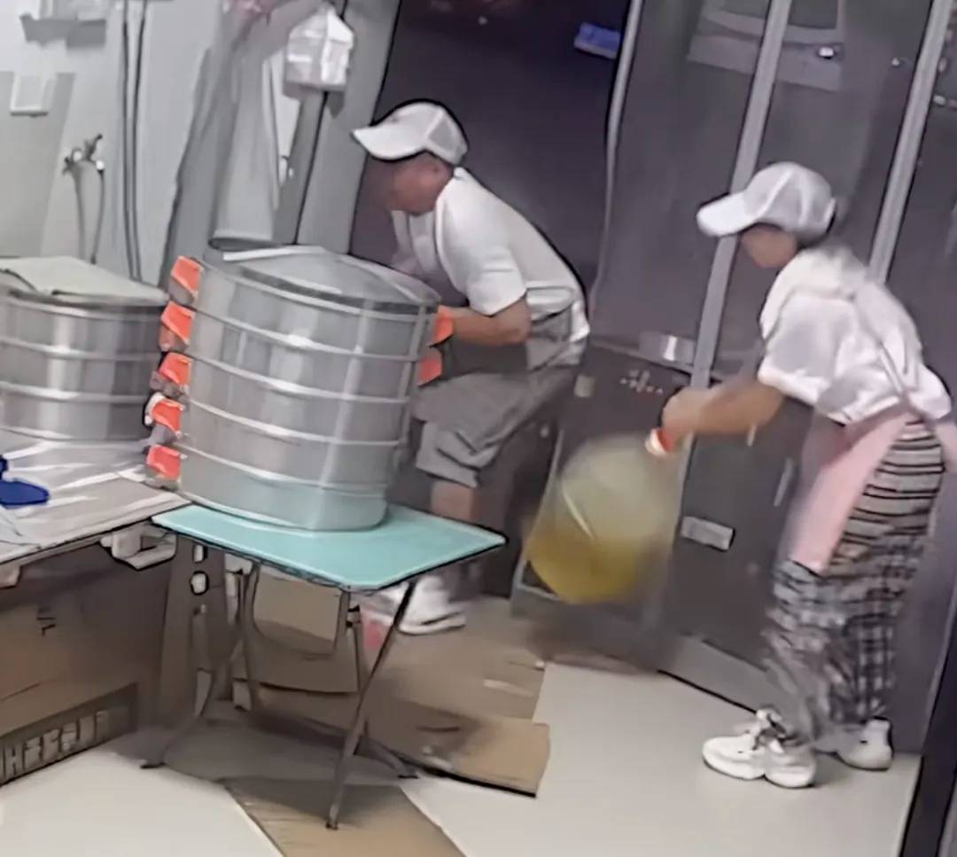 皇冠信用網网址_妻子抄起20斤油桶砸老公皇冠信用網网址，“晚10秒，后果不堪设想……”