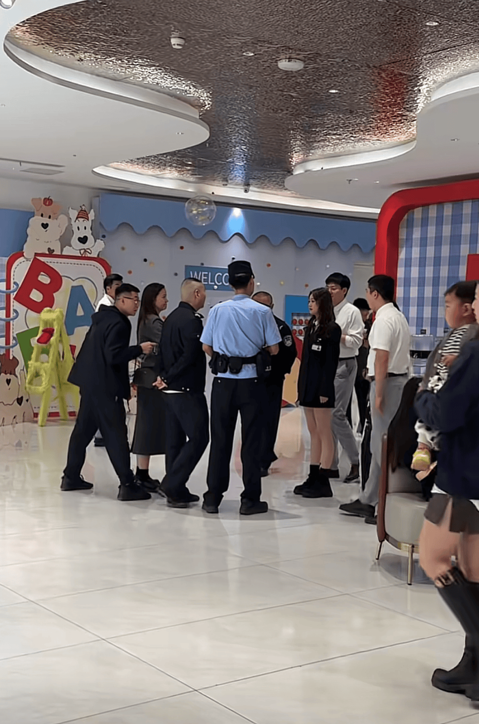 皇冠信用網代理注册_被网友莫名辱骂“上赶着当后妈”皇冠信用網代理注册，江苏女子一年后“闯”对方婚礼要求道歉？当事人发声