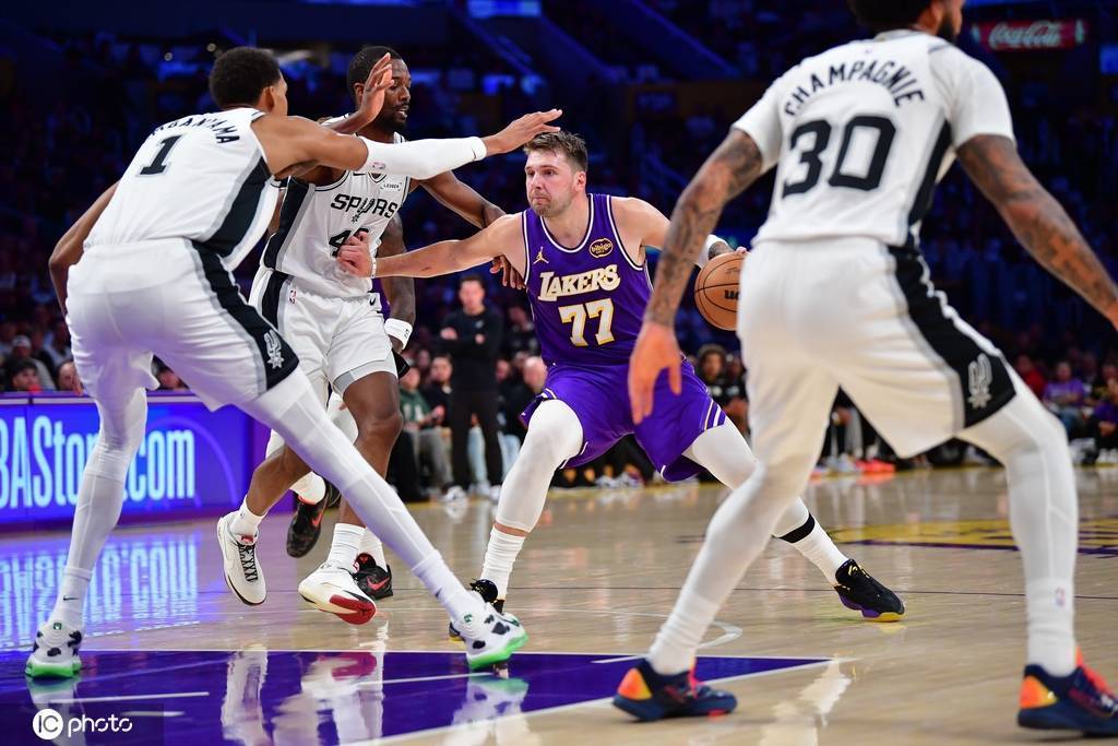 皇冠信用网代理出租
_NBA官方公布湖人马刺裁判报告 末节1.2秒存在关键误判