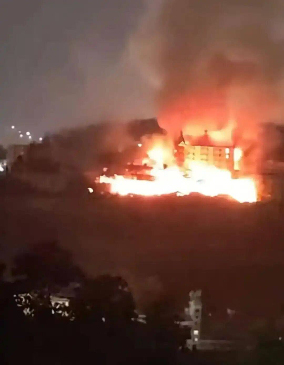 迈阿密热火vs洛杉矶快船
_福州闽清县一酒店建筑夜间起火迈阿密热火vs洛杉矶快船
,楼裙燃烧;当地消防:是废弃建筑,未造成伤亡,起火原因还在调查中