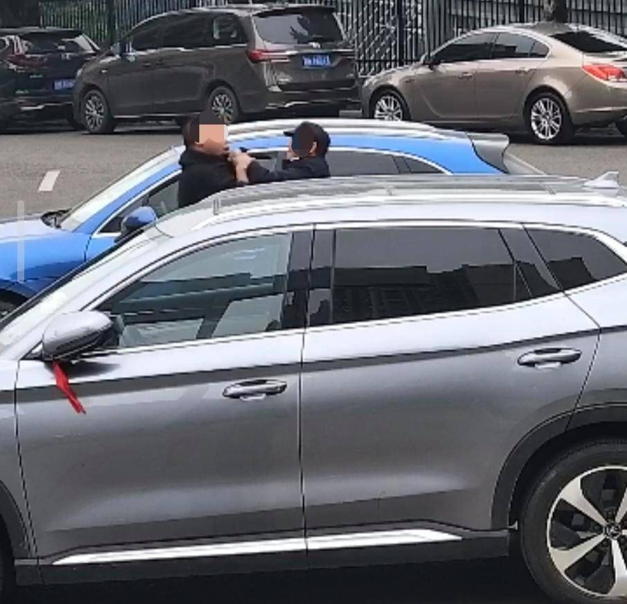 皇冠信用網如何注册
_男子开保时捷跑顺风车皇冠信用網如何注册
,顺路偷190多块电瓶,曾因盗窃多次入狱