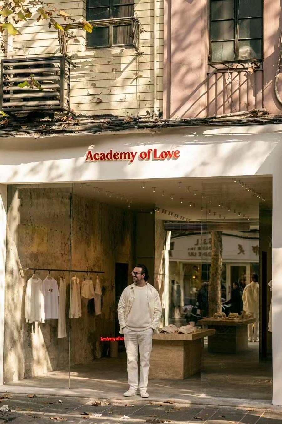 皇冠信用网会员注册网址_法国人在上海开店皇冠信用网会员注册网址，只卖白色衣服竟然火了丨上海滩上洋掌柜