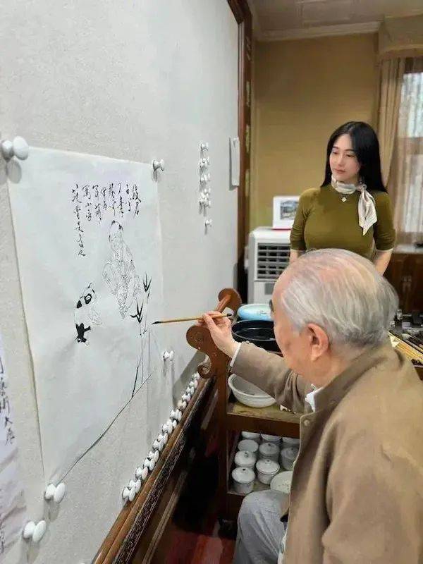 皇冠信用网怎么注册
_“失联风波”过后皇冠信用网怎么注册
,87岁画家范曾首次公开露面,发文称喜获独子、迁入新居,与女儿继子断绝关系