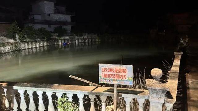 法甲联赛在哪里看_江西警方:罗某某(女法甲联赛在哪里看,49岁)驾车坠入池塘致8死;当地村民称罗某某为幼儿园园长,事发前正送多名儿童回家