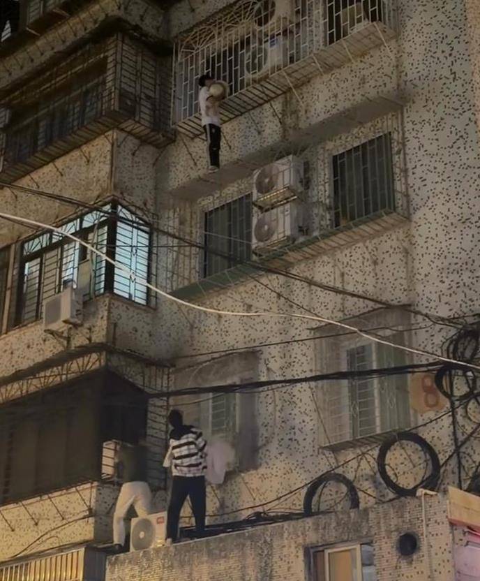 皇冠足球平台代理申请_“哥哥就是来救你的！”广州一孩子脑袋卡在四楼防盗网上悬空摇摆皇冠足球平台代理申请，白衣小伙爬窗托举助其脱险