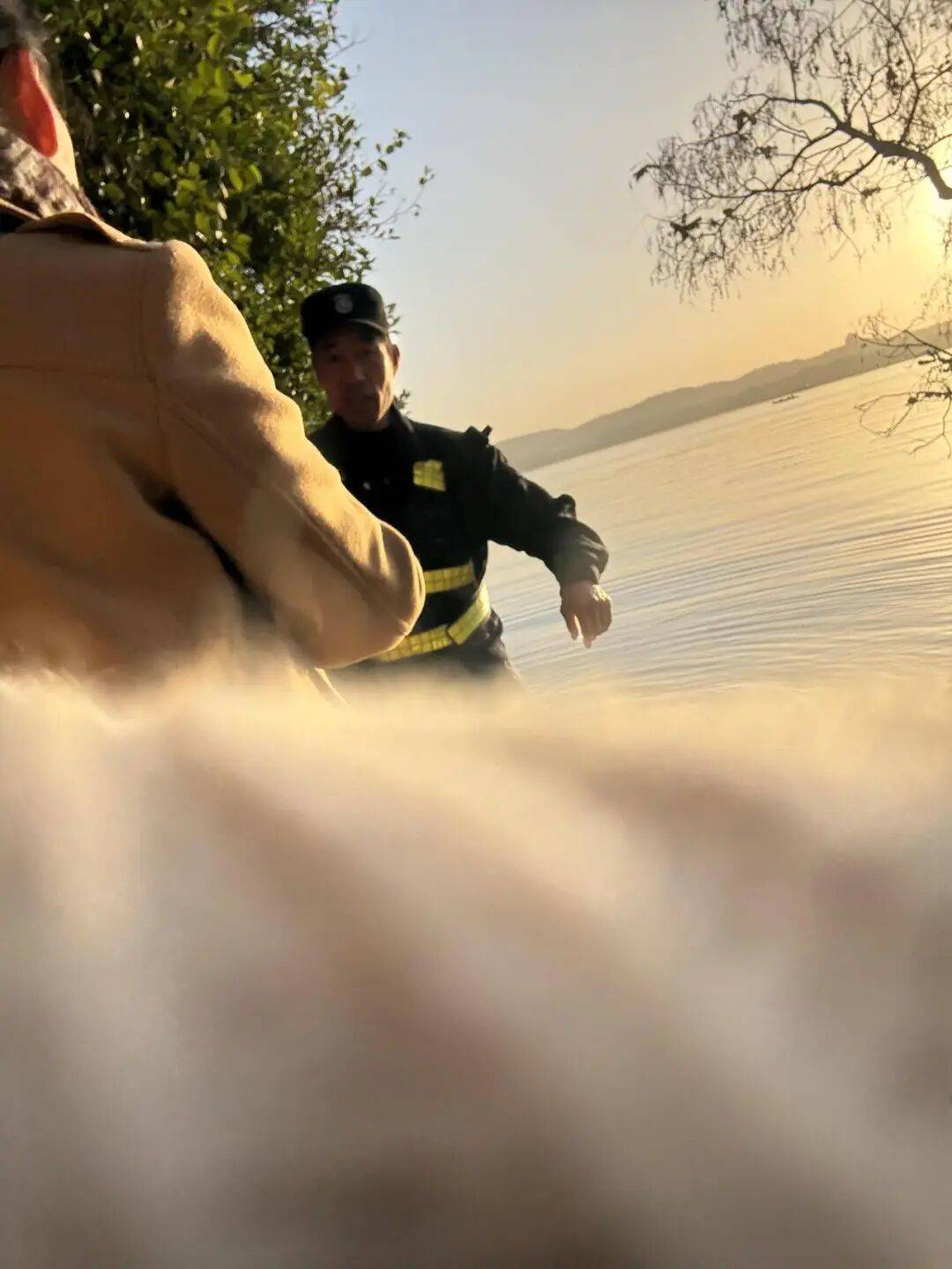 皇冠ag mos011_清晨意外掉入西湖皇冠ag mos011，却被一群人“团宠”！22岁广州姑娘直呼：杭州真好！