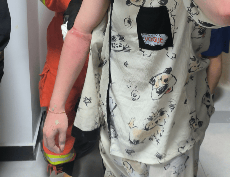 介绍个信用盘网址_广州一女子洗澡时伸手捡掉入厕所的塑料瓶介绍个信用盘网址,却被紧紧卡住右手“无法自拔”,消防营救回应